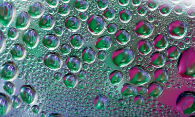 Su bardağa düşer.