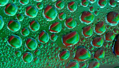 Su bardağa düşer.