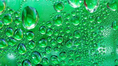 Su bardağa düşer.