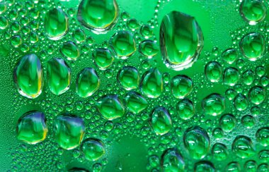 Su bardağa düşer.