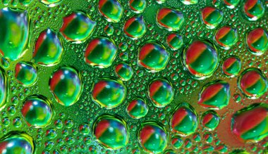 Su bardağa düşer.