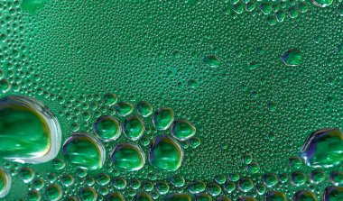 Su bardağa düşer.