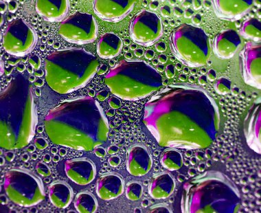 Su bardağa düşer.