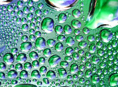 Su bardağa düşer.