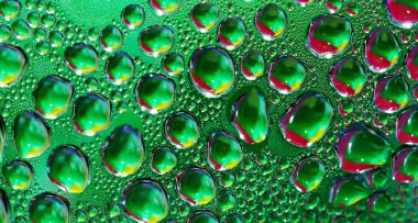 Su bardağa düşer.