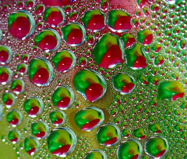 Su bardağa düşer.