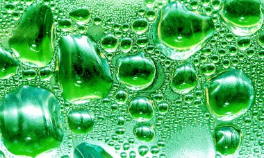 Su bardağa düşer.