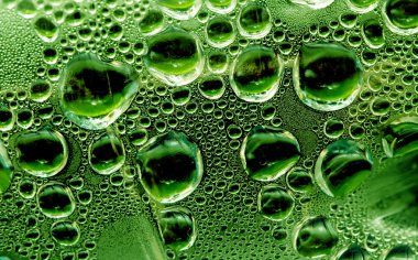 Su bardağa düşer.