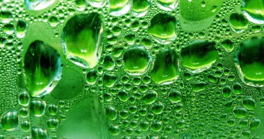 Su bardağa düşer.