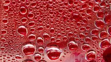 Su bardağa düşer.