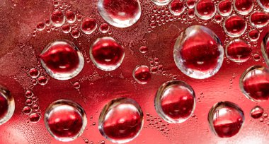 Su bardağa düşer.