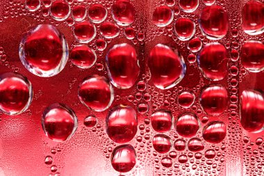 Su bardağa düşer.