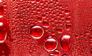 Su bardağa düşer.