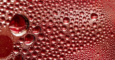 Su bardağa düşer.