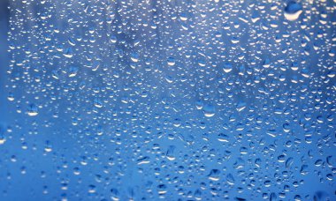 Pencere camında yağmur damlaları