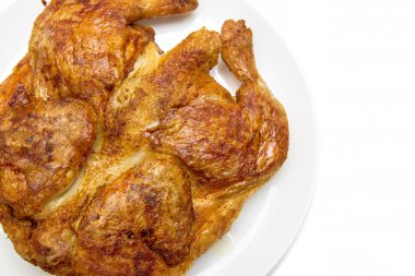 plaka üzerinde kızarmış tavuk