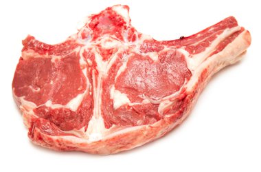 Taze çiğ et kemik üzerinde