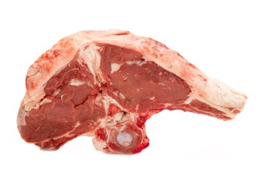 Taze çiğ et kemik üzerinde