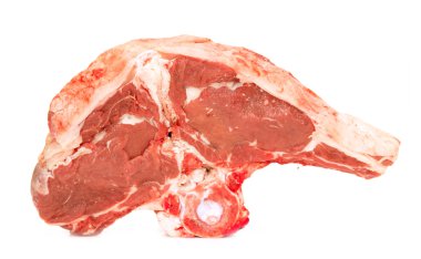 Taze çiğ et kemik üzerinde