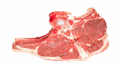 Taze çiğ et kemik üzerinde