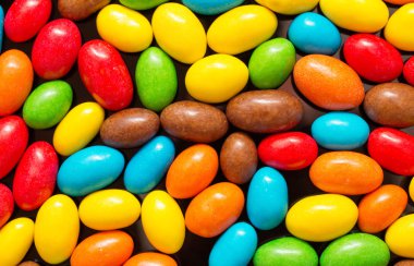 Renkli şekerler yığını