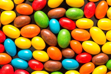 Renkli şekerler yığını