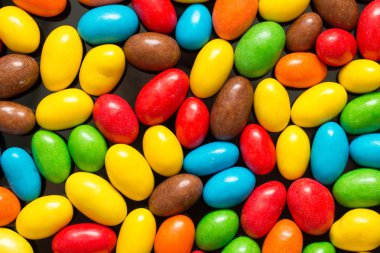 Renkli şekerler yığını