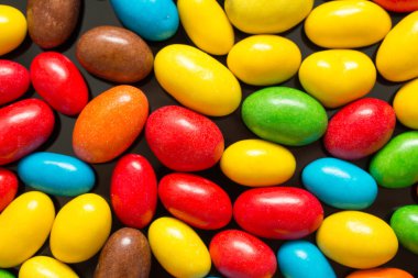 Renkli şekerler yığını