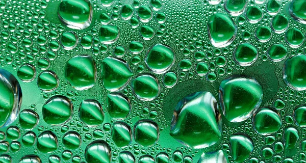 Su bardağa düşer.