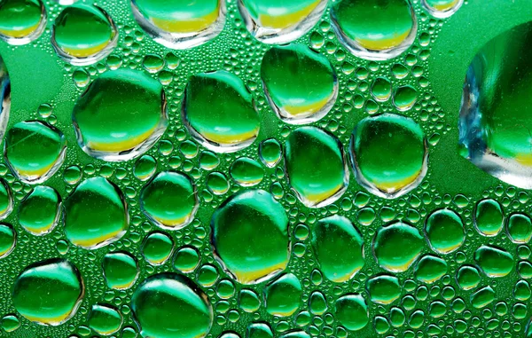 Su bardağa düşer.