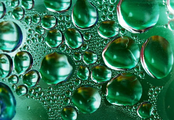 Su bardağa düşer.