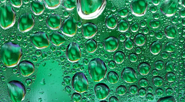 Su bardağa düşer.