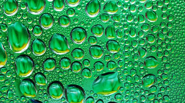 Su bardağa düşer.