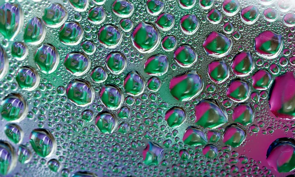 Su bardağa düşer.