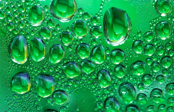 Su bardağa düşer.