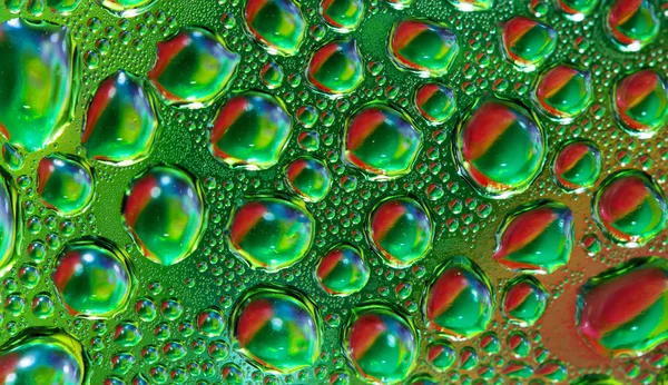 Su bardağa düşer.