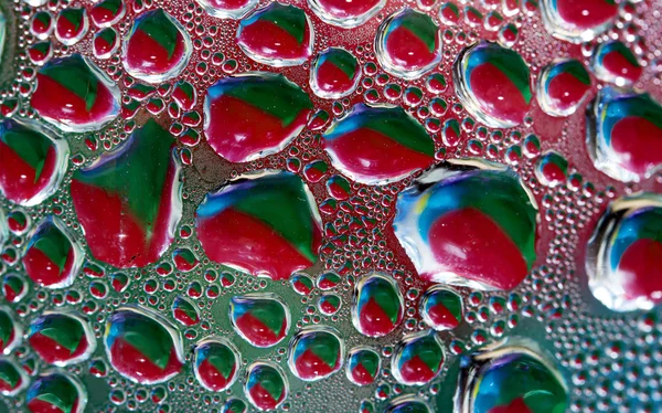 Su bardağa düşer.