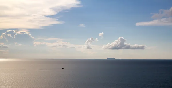 Sullo sfondo del cielo al tramonto — Foto Stock