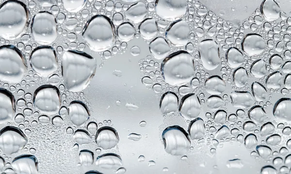 Pencere camında yağmur damlaları