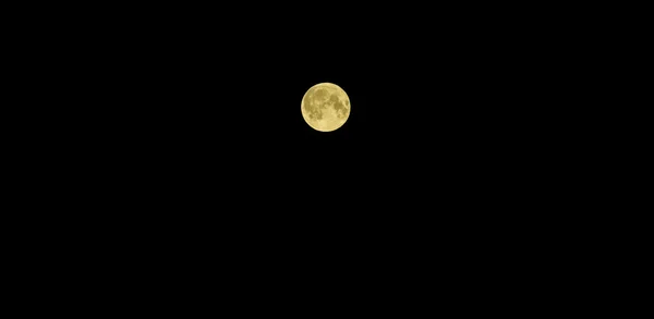 Lua redonda no céu noturno — Fotografia de Stock