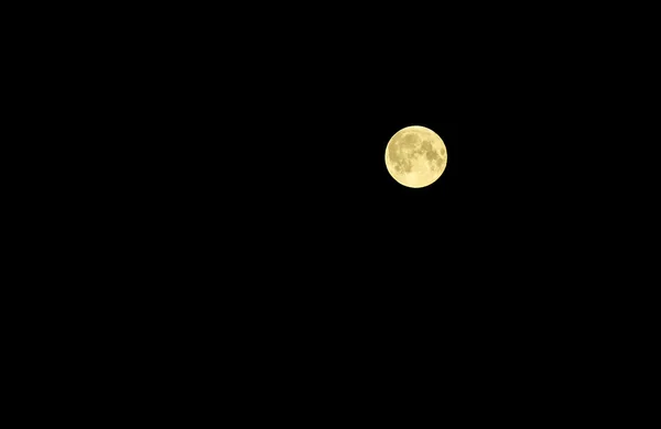 Ronde maan in de nachtelijke hemel — Stockfoto