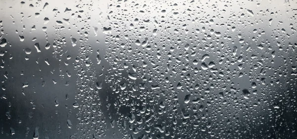 Gotas de lluvia en vidrio de ventana — Foto de Stock