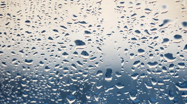 Gouttes de pluie sur verre de fenêtre — Photo