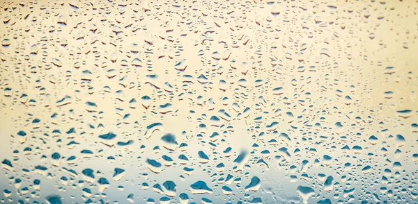 Gotas de lluvia en vidrio de ventana — Foto de Stock