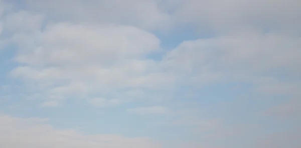 Céu azul com nuvens — Fotografia de Stock