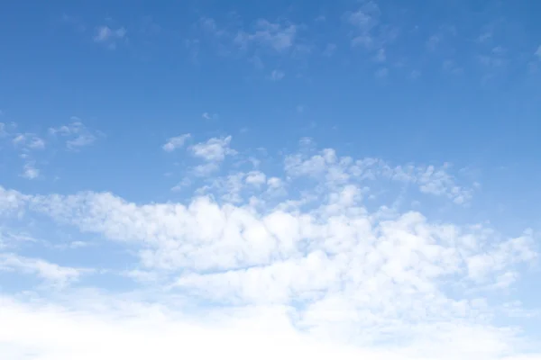 Wolken am blauen Himmel — Stockfoto