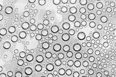 Su damlacıkları ile cam