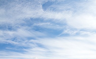 Mavi gökyüzündeki bulutlar