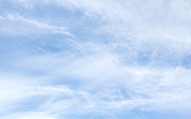 Mavi gökyüzündeki bulutlar