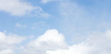 Mavi gökyüzündeki bulutlar